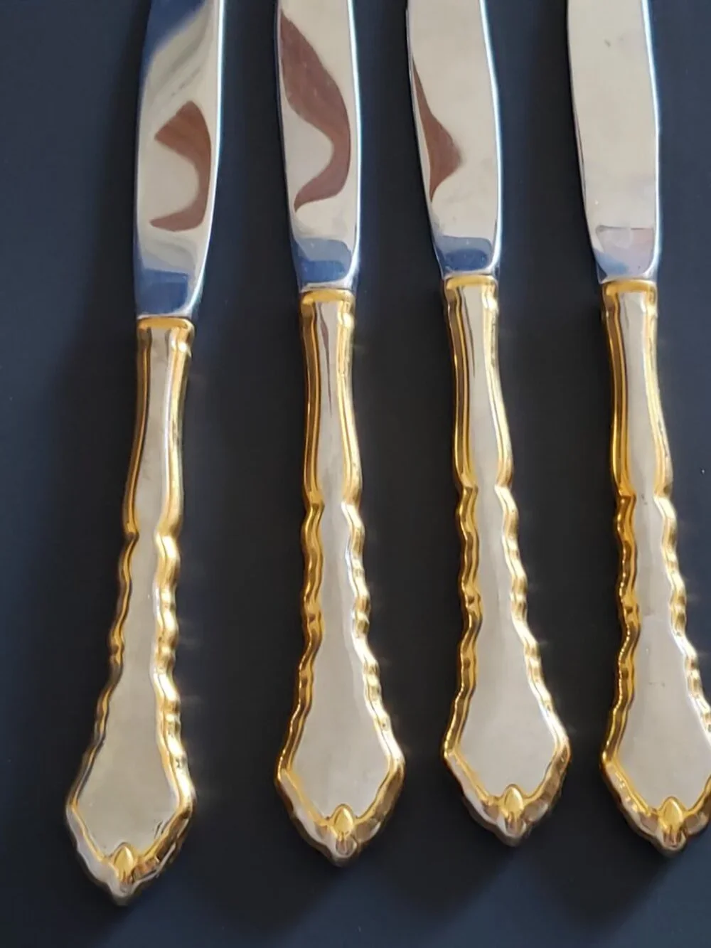 4pc Oneida GOLDEN ROYAL CHIPPENDALE Community Stainless Flatware Dinner Knife 9